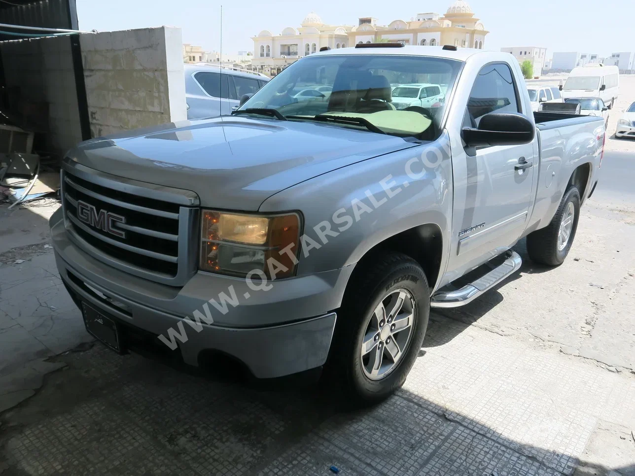 GMC  Sierra  2013  Automatic  155,000 Km  8 Cylinder  Four Wheel Drive (4WD)  Pick Up  Silver