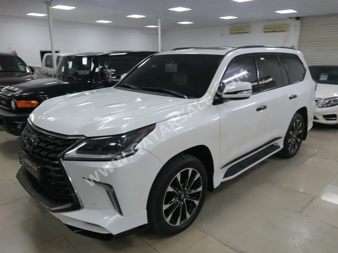 Lexus  LX  570  2016  Automatic  262,000 Km  8 Cylinder  Four Wheel Drive (4WD)  SUV  White