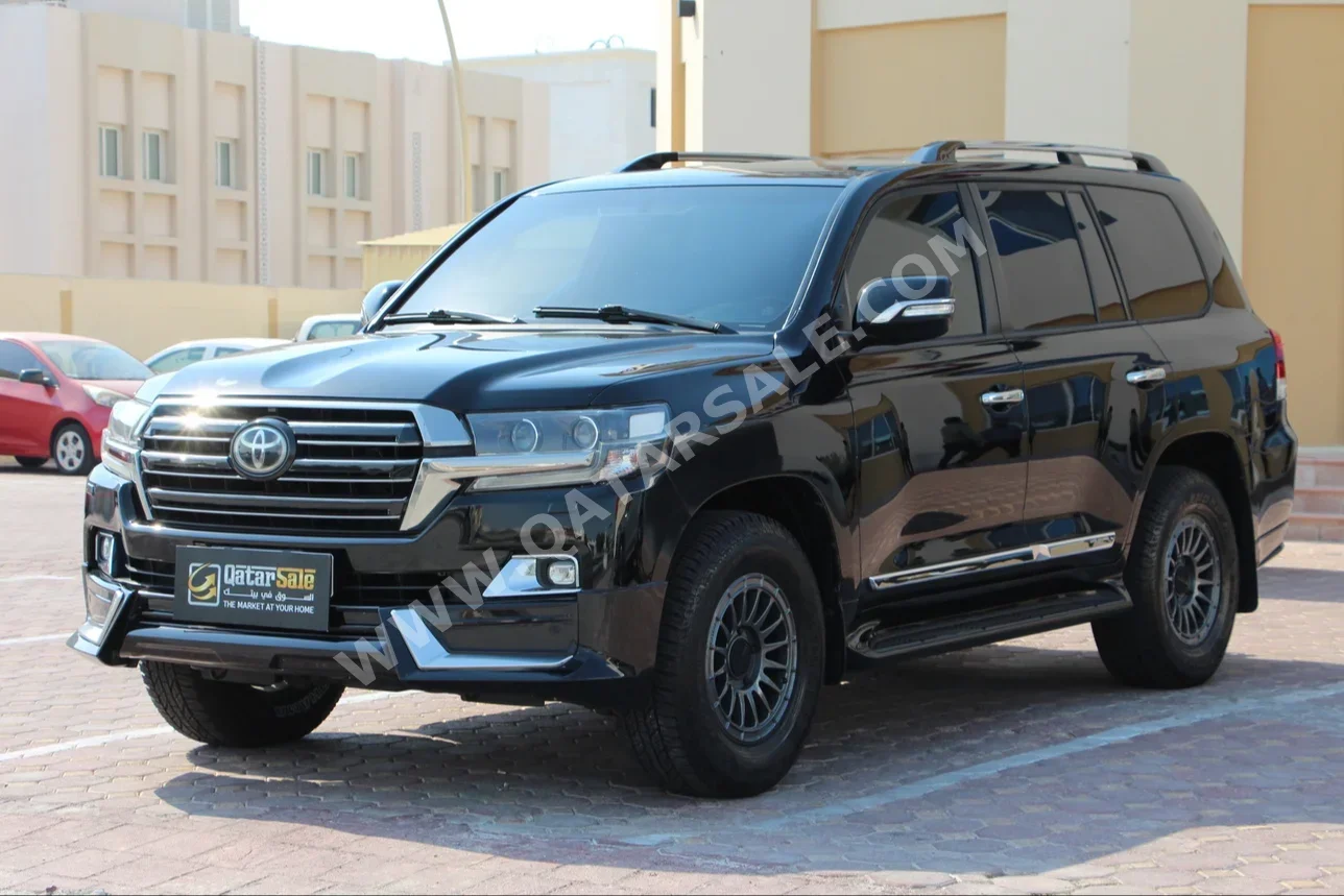  Toyota  Land Cruiser  GXR Black Edition  2017  Automatic  175,000 Km  8 Cylinder  Four Wheel Drive (4WD)  SUV  Black  With Warranty