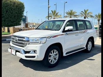 Toyota  Land Cruiser  GXR  2017  Automatic  154,000 Km  8 Cylinder  Four Wheel Drive (4WD)  SUV  White