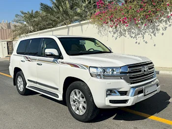 Toyota  Land Cruiser  GXR  2017  Automatic  154,000 Km  8 Cylinder  Four Wheel Drive (4WD)  SUV  White