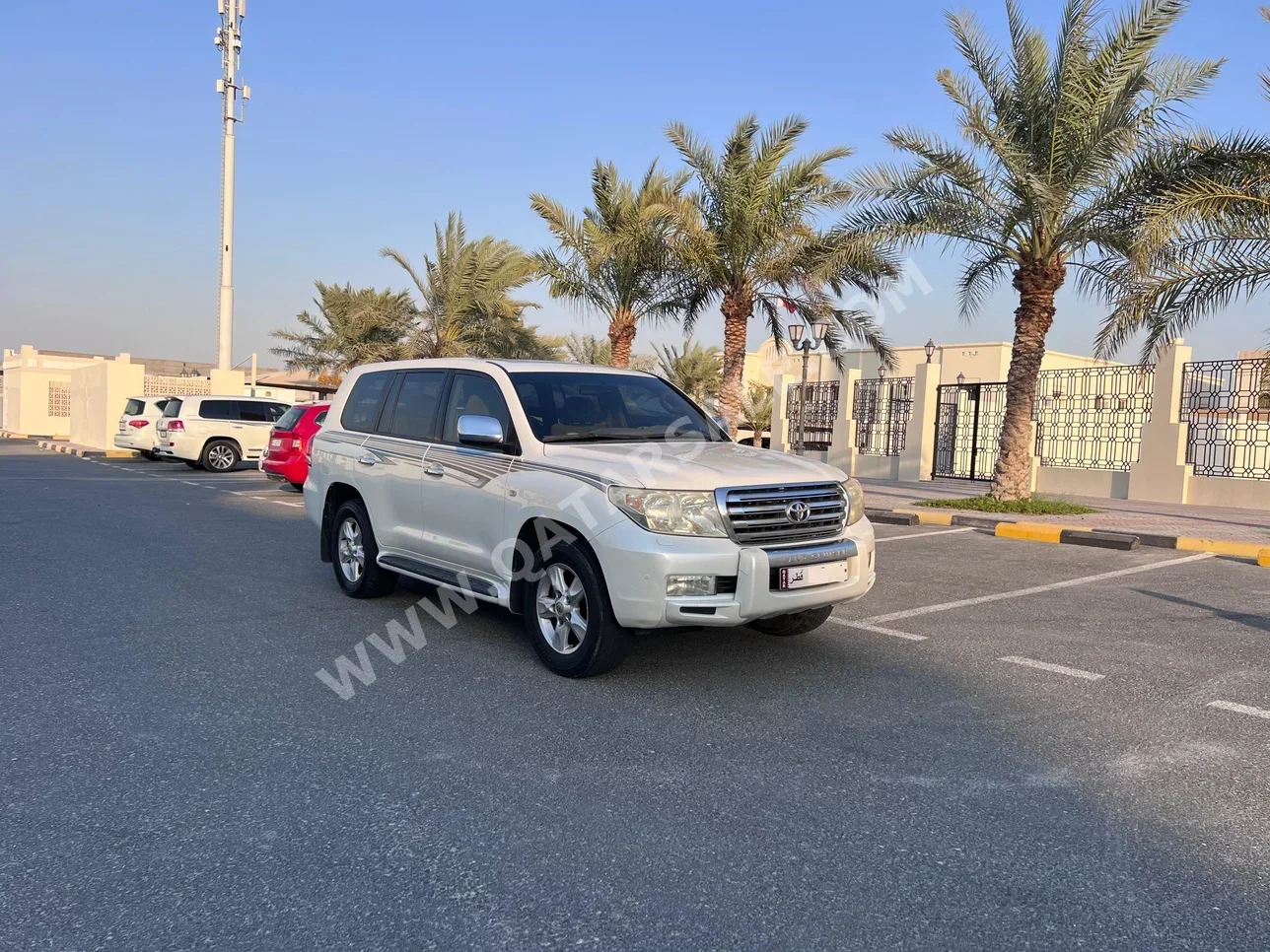 Toyota  Land Cruiser  VXR  2010  Automatic  284,000 Km  8 Cylinder  Four Wheel Drive (4WD)  SUV  White