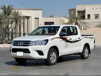 Toyota  Hilux  SR5  2023  Automatic  12,000 Km  4 Cylinder  Four Wheel Drive (4WD)  Pick Up  White  With Warranty