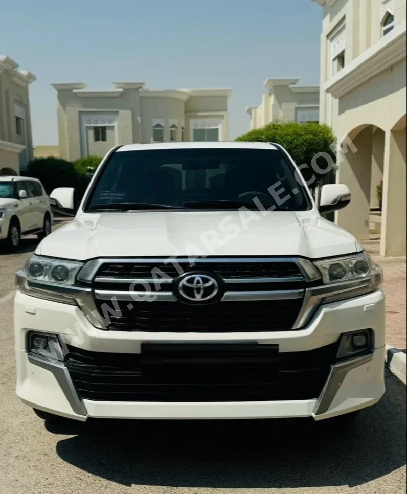 Toyota  Land Cruiser  GXR  2018  Automatic  180,000 Km  8 Cylinder  Four Wheel Drive (4WD)  SUV  White