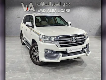 Toyota  Land Cruiser  VXR  2016  Automatic  220,000 Km  8 Cylinder  Four Wheel Drive (4WD)  SUV  White