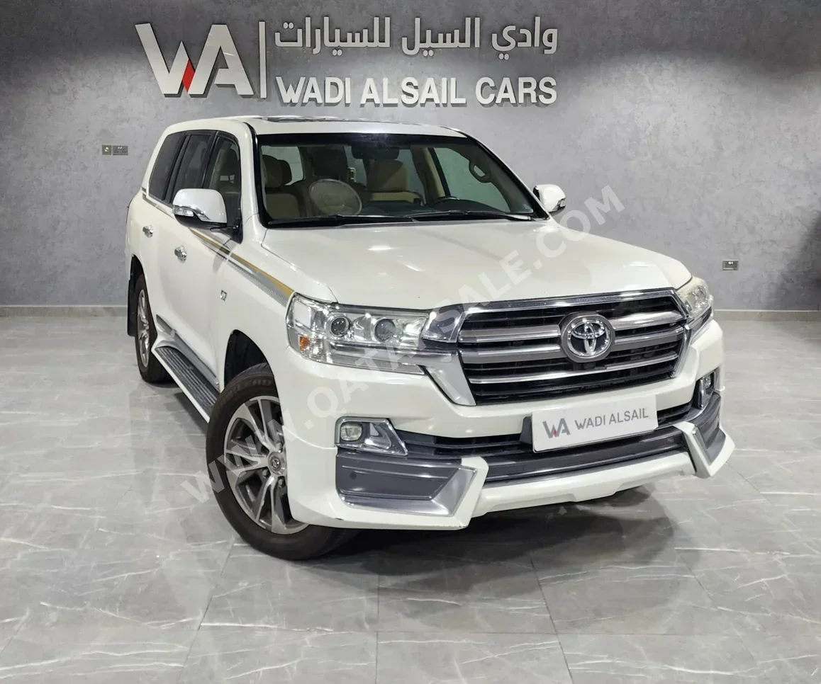 Toyota  Land Cruiser  VXR  2016  Automatic  220,000 Km  8 Cylinder  Four Wheel Drive (4WD)  SUV  White