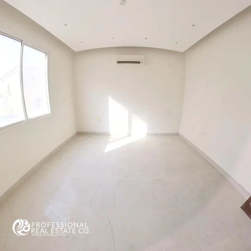 Commercial  - Not Furnished  - Doha  - Al Markhiya  - 5 Bedrooms