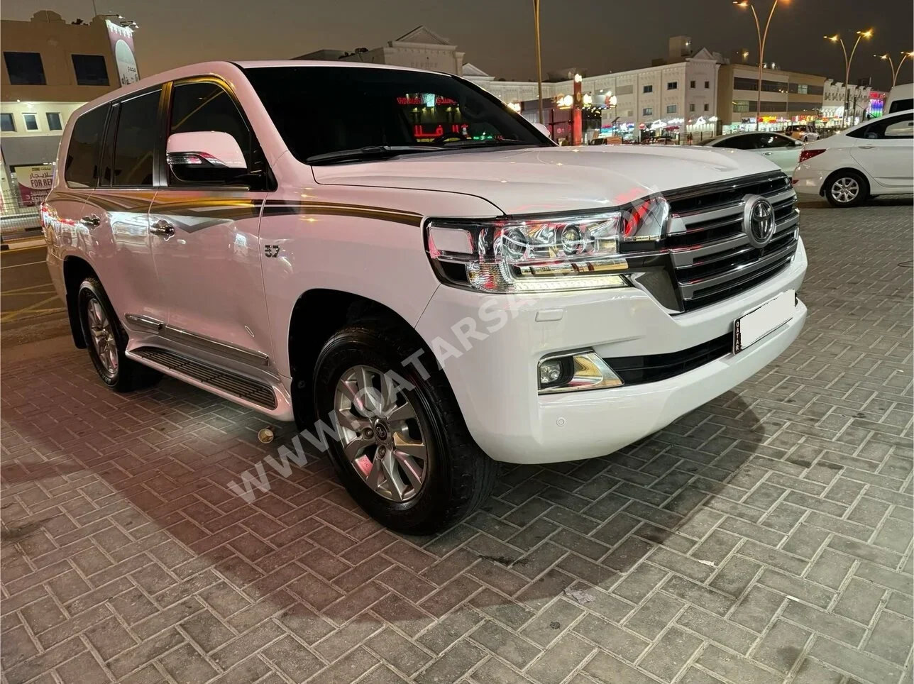 Toyota  Land Cruiser  VXR  2016  Automatic  137٬000 Km  8 Cylinder  Four Wheel Drive (4WD)  SUV  White