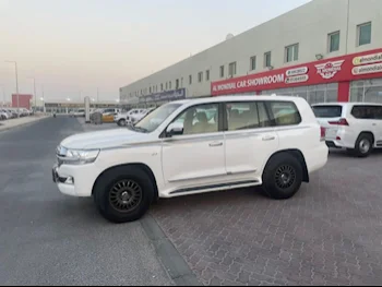 Toyota  Land Cruiser  VXR  2017  Automatic  290,000 Km  8 Cylinder  Four Wheel Drive (4WD)  SUV  White