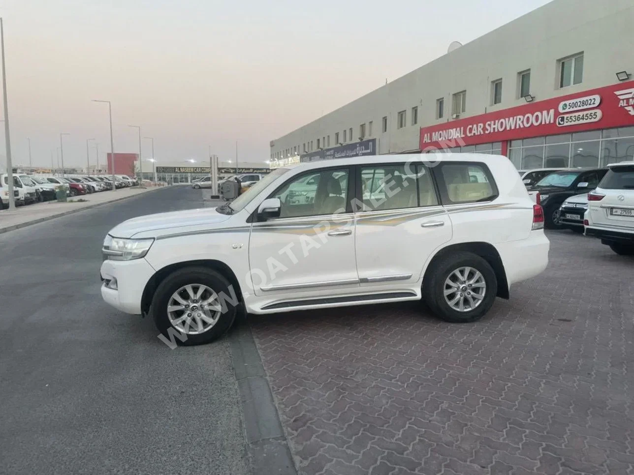 Toyota  Land Cruiser  VXR  2016  Automatic  390,000 Km  8 Cylinder  Four Wheel Drive (4WD)  SUV  White