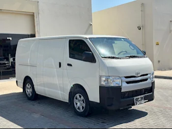 Toyota  Hiace  2022  Manual  29٬000 Km  4 Cylinder  Four Wheel Drive (4WD)  Van / Bus  White