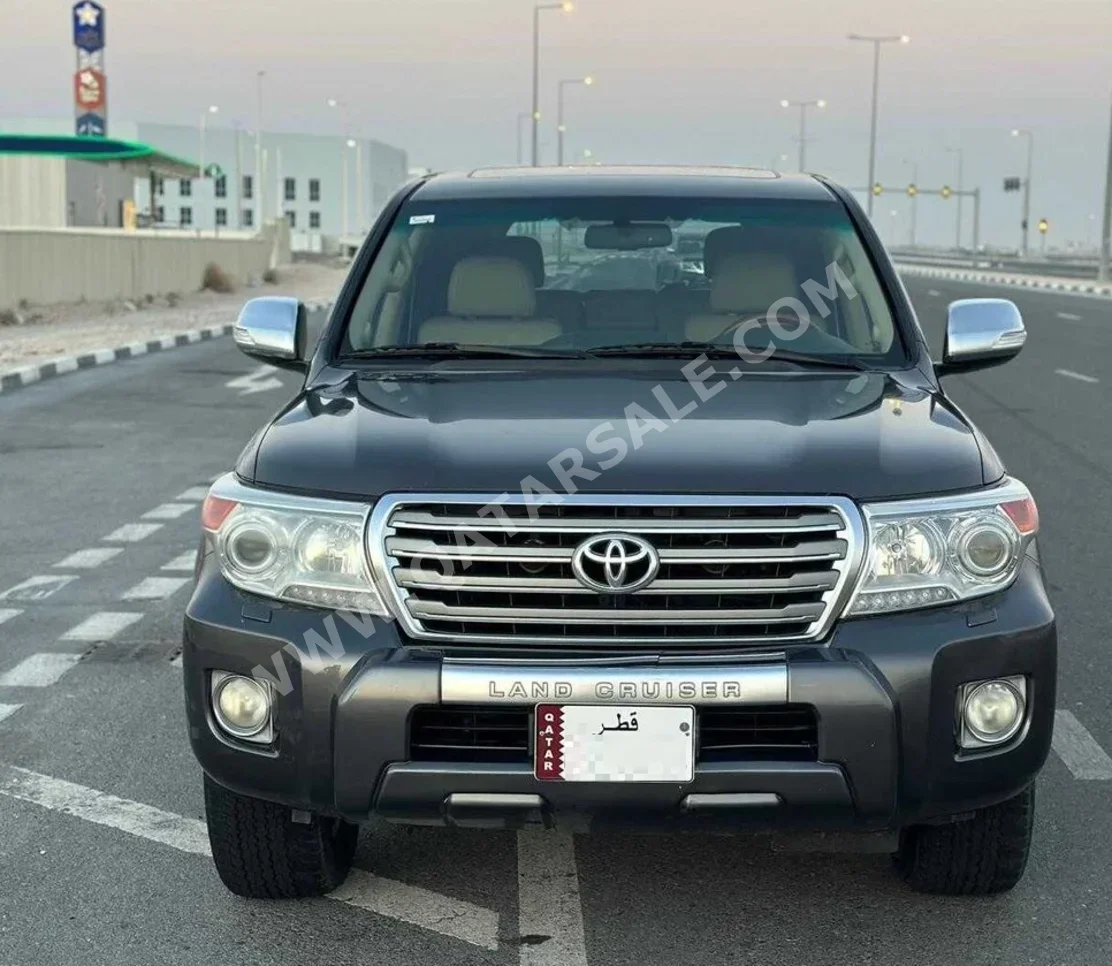 Toyota  Land Cruiser  VXR  2013  Automatic  303,000 Km  8 Cylinder  Four Wheel Drive (4WD)  SUV  Gray