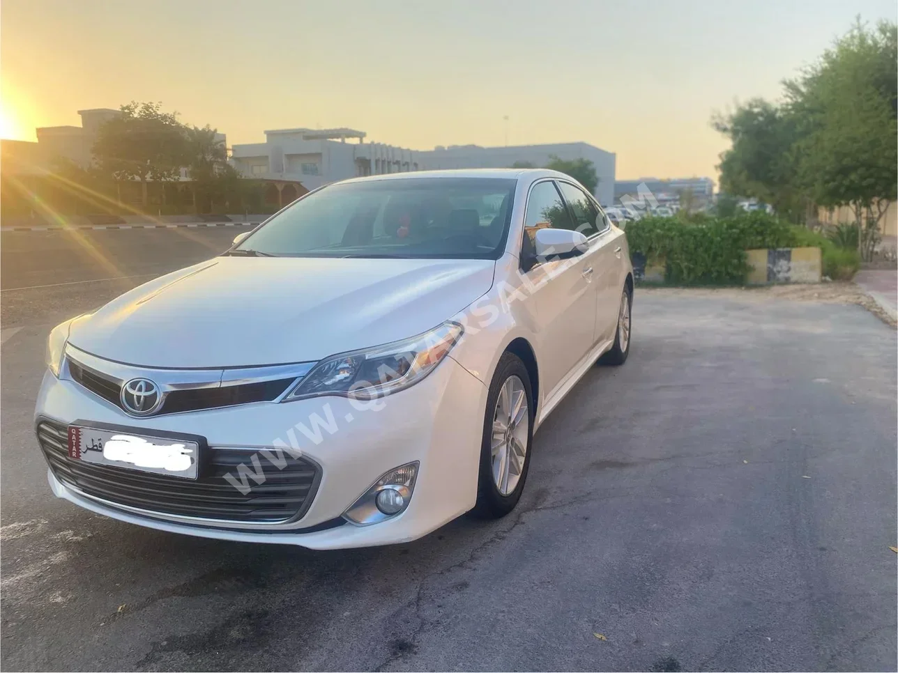 Toyota  Avalon  XLE  2015  Automatic  300,000 Km  6 Cylinder  Front Wheel Drive (FWD)  Sedan  White