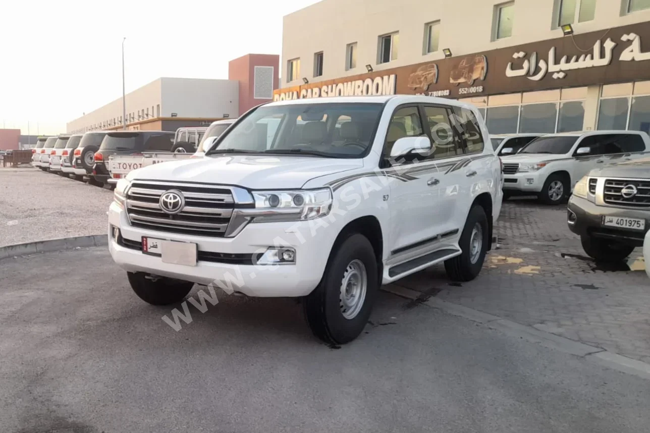 Toyota  Land Cruiser  VXR  2017  Automatic  200,000 Km  8 Cylinder  Four Wheel Drive (4WD)  SUV  White