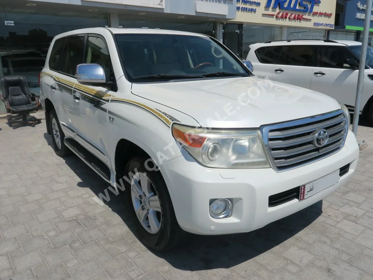 Toyota  Land Cruiser  VXR  2013  Automatic  285,000 Km  8 Cylinder  Four Wheel Drive (4WD)  SUV  Pearl