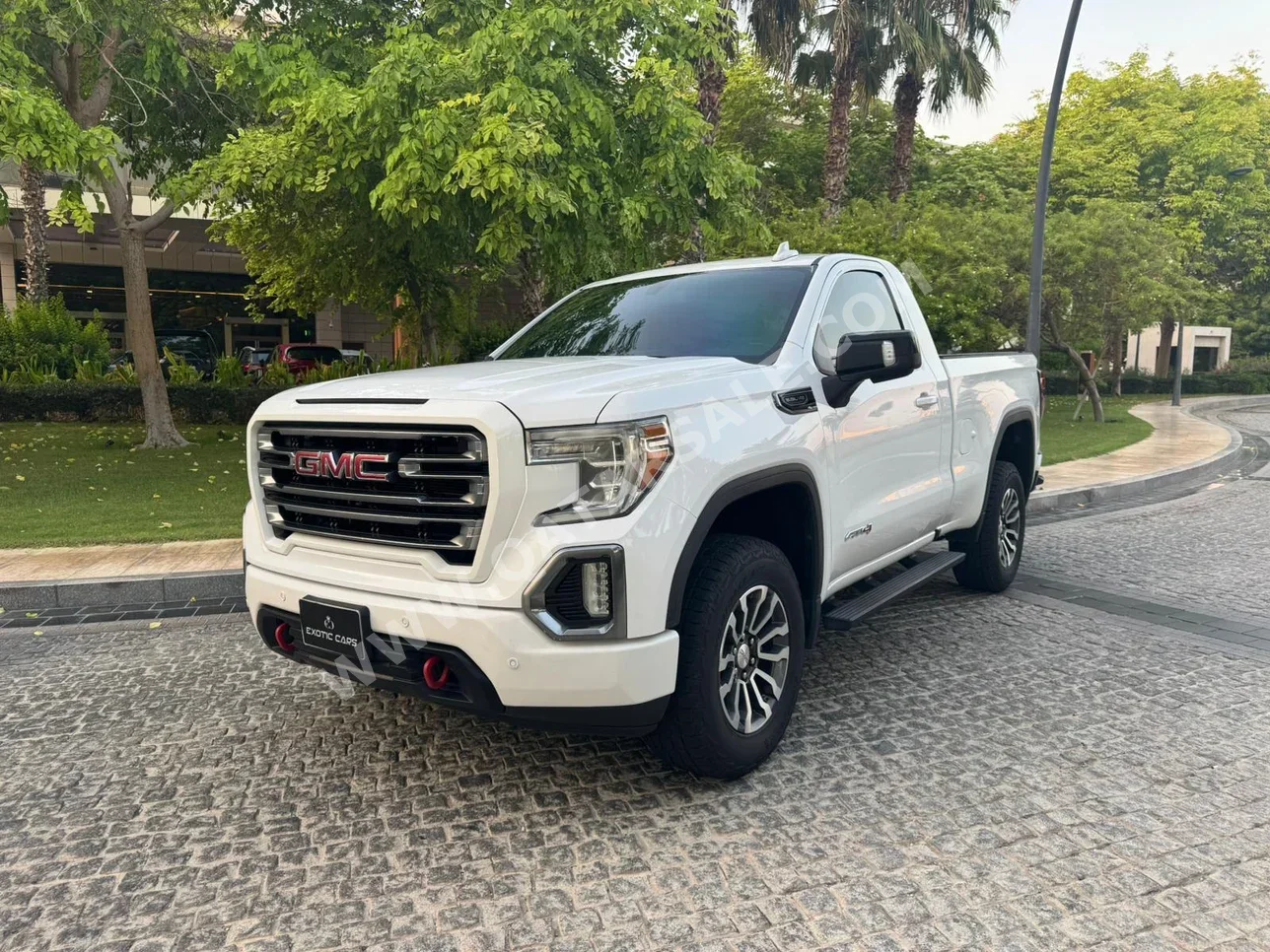 GMC  Sierra  AT4  2020  Automatic  98,000 Km  8 Cylinder  Four Wheel Drive (4WD)  Pick Up  White