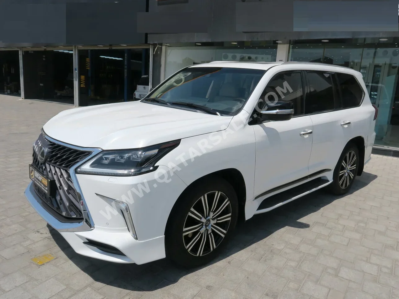 Lexus  LX  570  2016  Automatic  270,000 Km  8 Cylinder  Four Wheel Drive (4WD)  SUV  White