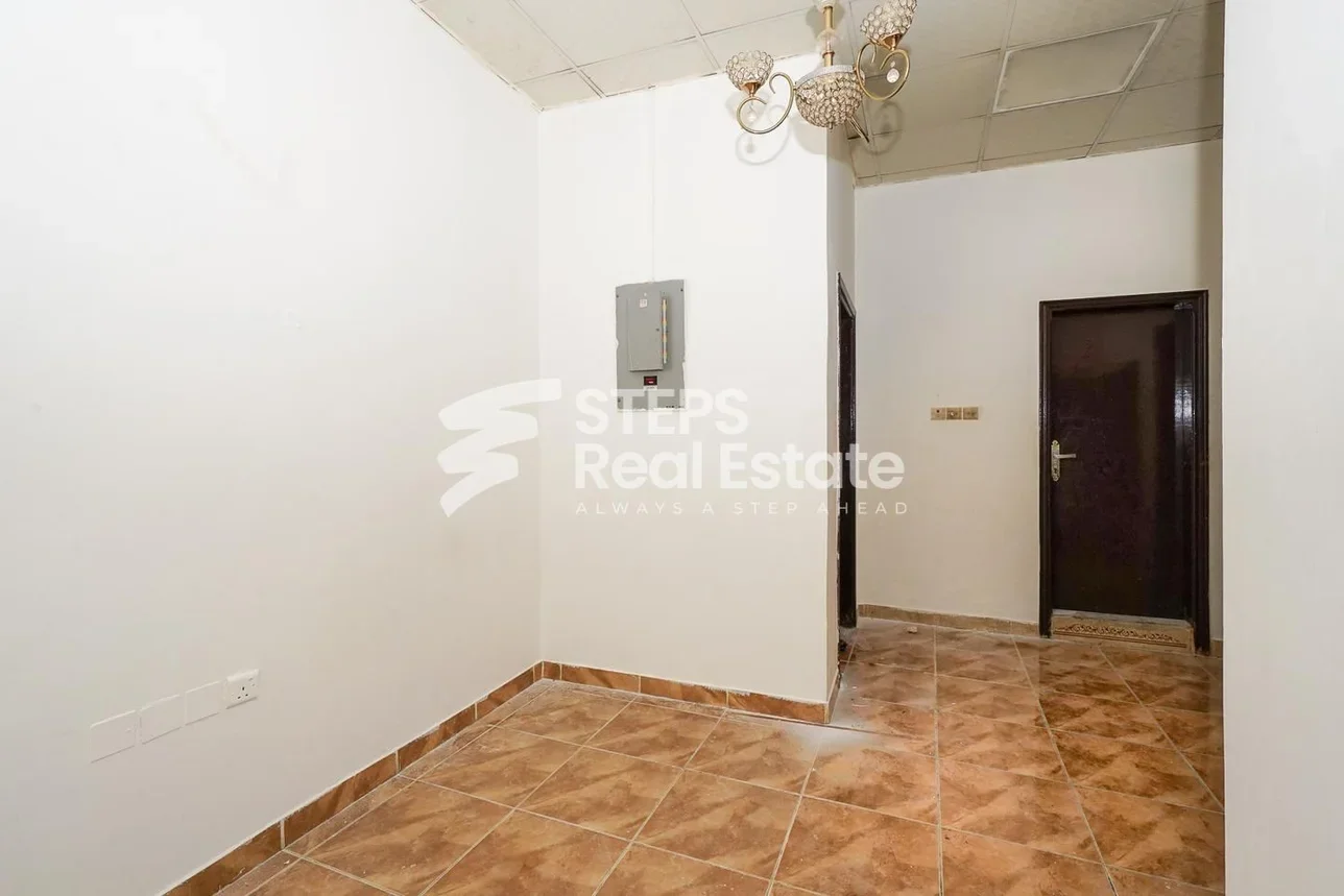 2 Bedrooms  Apartment  in Al Rayyan -  Al Aziziyah  Not Furnished