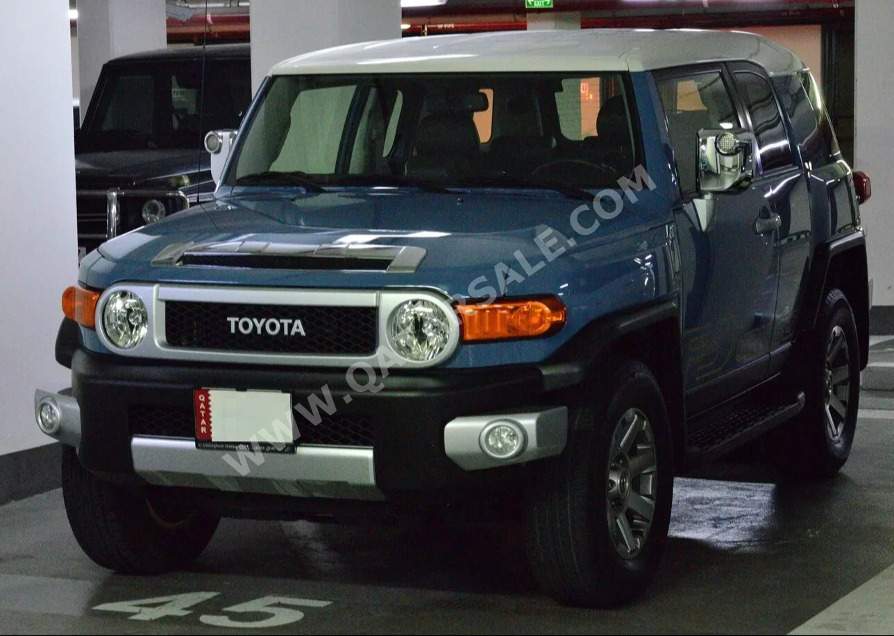 Toyota  FJ Cruiser  2016  Automatic  37,800 Km  6 Cylinder  Four Wheel Drive (4WD)  SUV  Blue and White