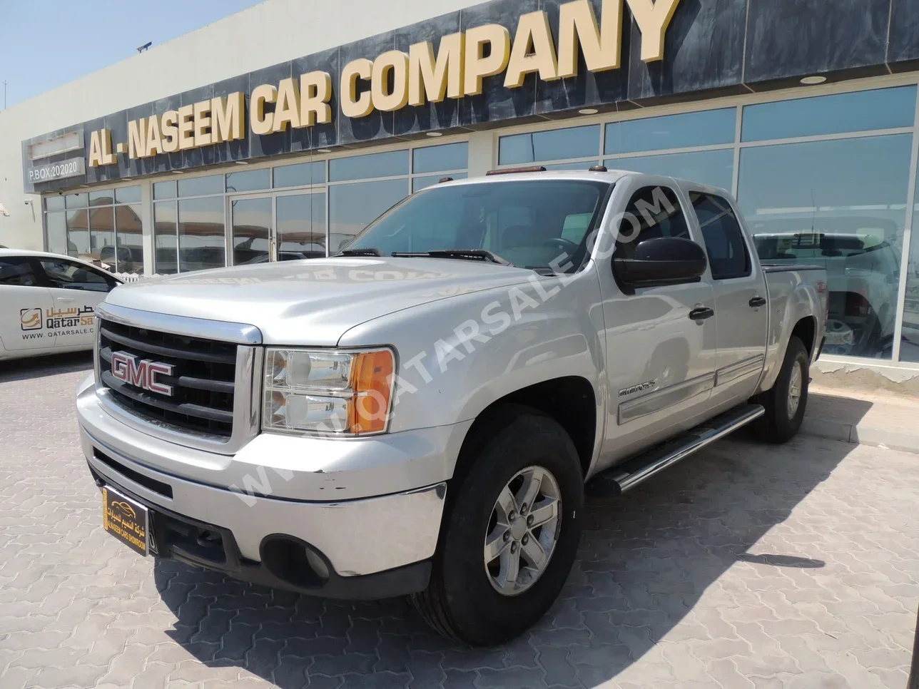 GMC  Sierra  SLE  2011  Automatic  262,000 Km  8 Cylinder  Four Wheel Drive (4WD)  Pick Up  White