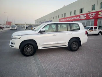 Toyota  Land Cruiser  GXR  2017  Automatic  179٬000 Km  8 Cylinder  Four Wheel Drive (4WD)  SUV  White