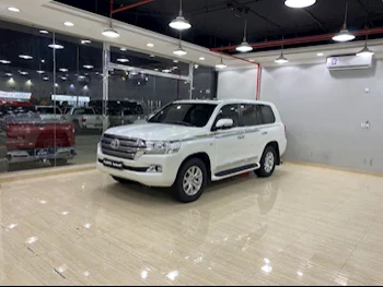 Toyota  Land Cruiser  VXR  2016  Automatic  244,000 Km  8 Cylinder  Four Wheel Drive (4WD)  SUV  White