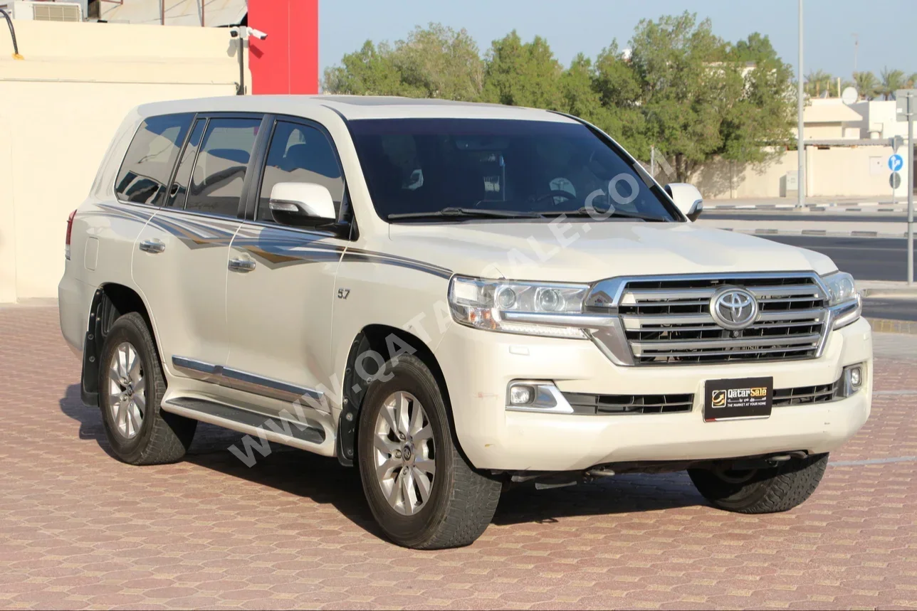 Toyota  Land Cruiser  VXR  2016  Automatic  258,000 Km  8 Cylinder  Four Wheel Drive (4WD)  SUV  Pearl