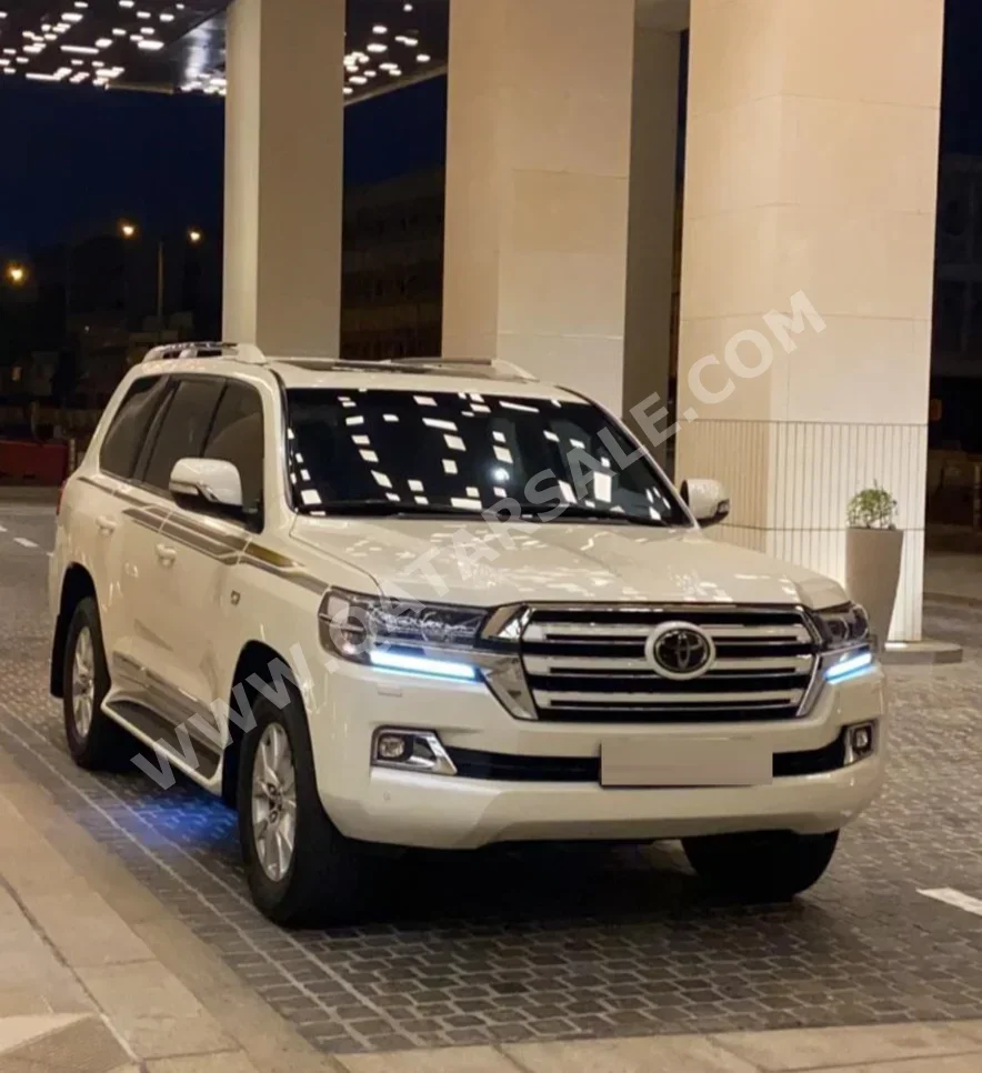 Toyota  Land Cruiser  VXR White Edition  2018  Automatic  250,000 Km  8 Cylinder  Four Wheel Drive (4WD)  SUV  White