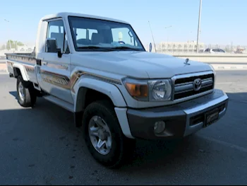 Toyota  Land Cruiser  LX  2017  Manual  216,000 Km  6 Cylinder  Four Wheel Drive (4WD)  Pick Up  White