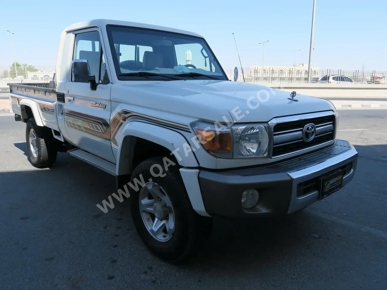 Toyota  Land Cruiser  LX  2017  Manual  216,000 Km  6 Cylinder  Four Wheel Drive (4WD)  Pick Up  White