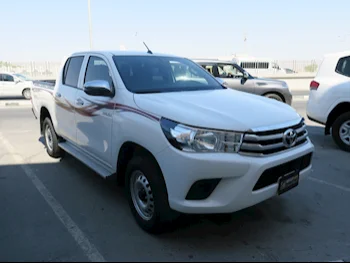 Toyota  Hilux  2022  Automatic  45,000 Km  4 Cylinder  Four Wheel Drive (4WD)  Pick Up  White  With Warranty