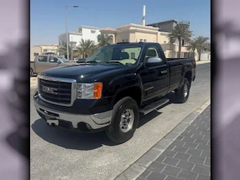 GMC  Sierra  2500 HD  2010  Automatic  300,000 Km  8 Cylinder  Four Wheel Drive (4WD)  Pick Up  Black