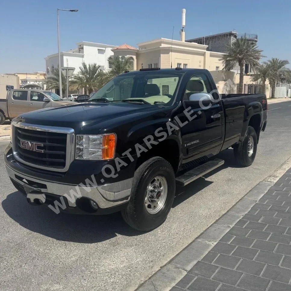 GMC  Sierra  2500 HD  2010  Automatic  300,000 Km  8 Cylinder  Four Wheel Drive (4WD)  Pick Up  Black