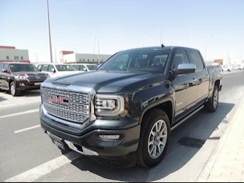 GMC  Sierra  Denali  2017  Automatic  128,000 Km  8 Cylinder  Four Wheel Drive (4WD)  Pick Up  Gray