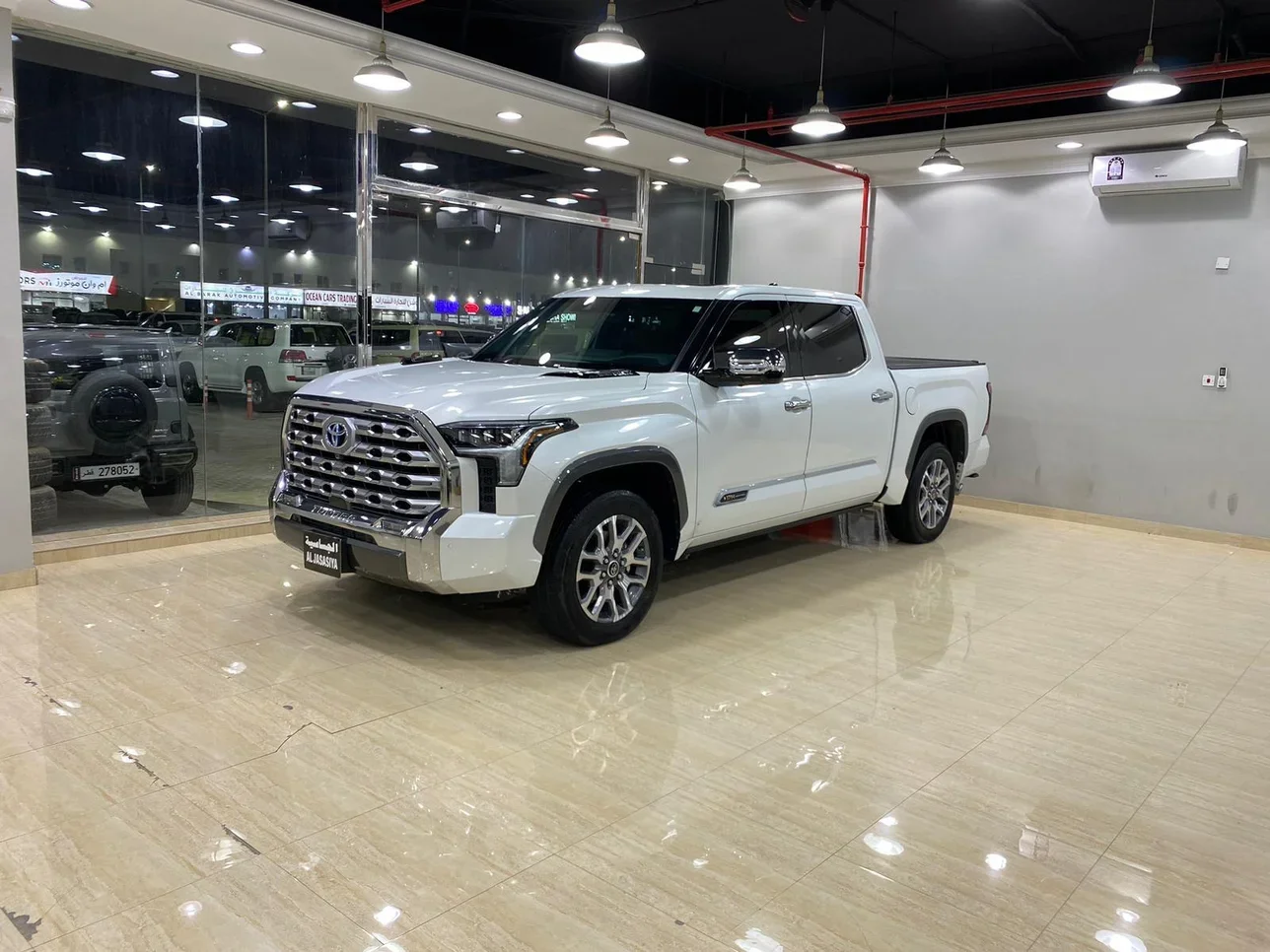 Toyota  Tundra  2023  Automatic  18,000 Km  8 Cylinder  Four Wheel Drive (4WD)  Pick Up  Silver  With Warranty