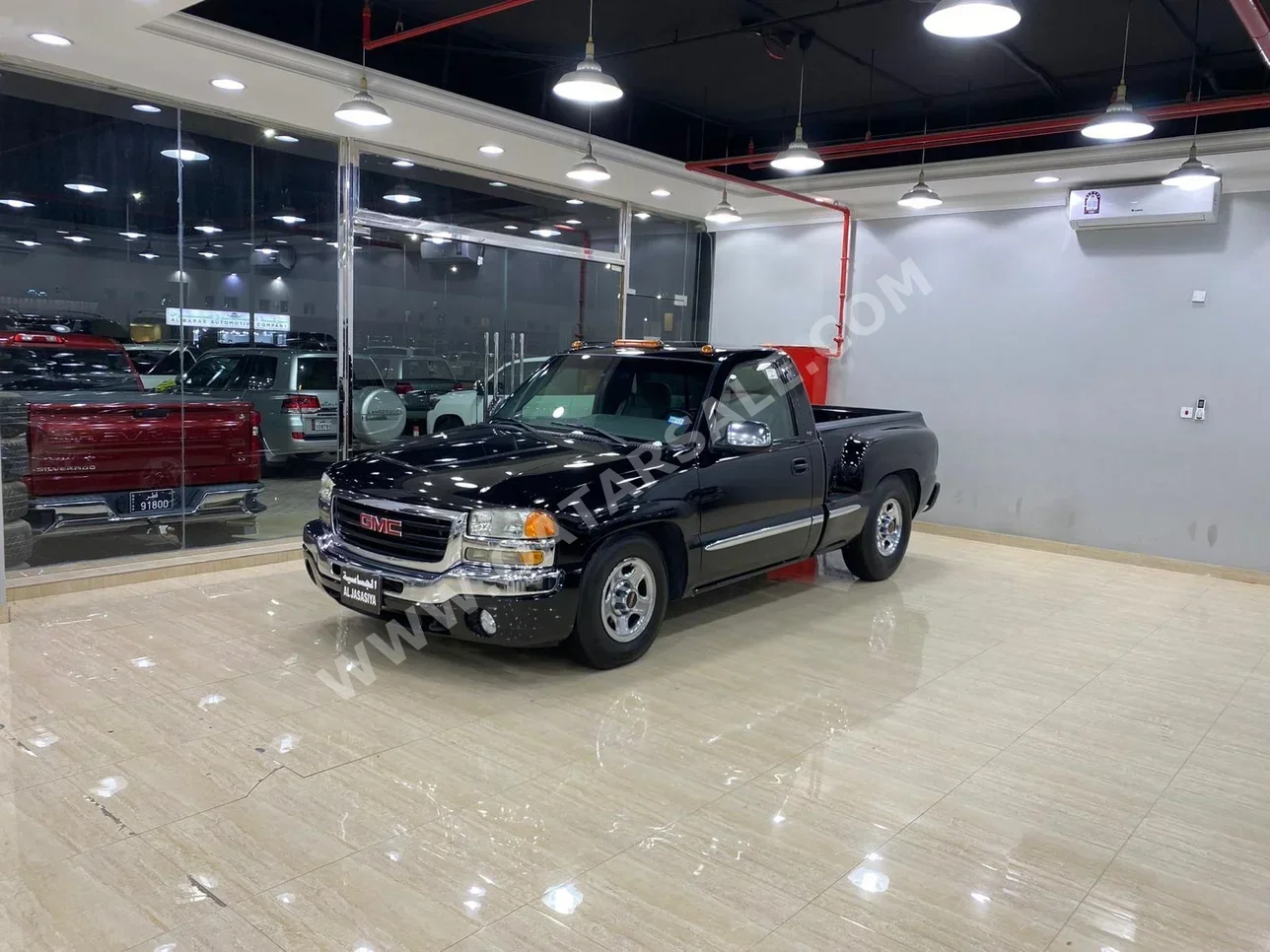 GMC  Sierra  1500  2000  Automatic  245,000 Km  8 Cylinder  Four Wheel Drive (4WD)  Pick Up  Black