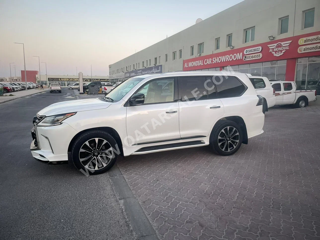 Lexus  LX  570  2016  Automatic  196,000 Km  8 Cylinder  Four Wheel Drive (4WD)  SUV  White