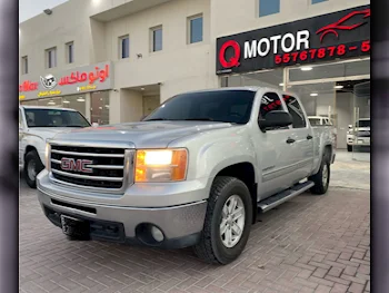 GMC  Sierra  1500  2013  Automatic  245,000 Km  8 Cylinder  Four Wheel Drive (4WD)  Pick Up  Silver