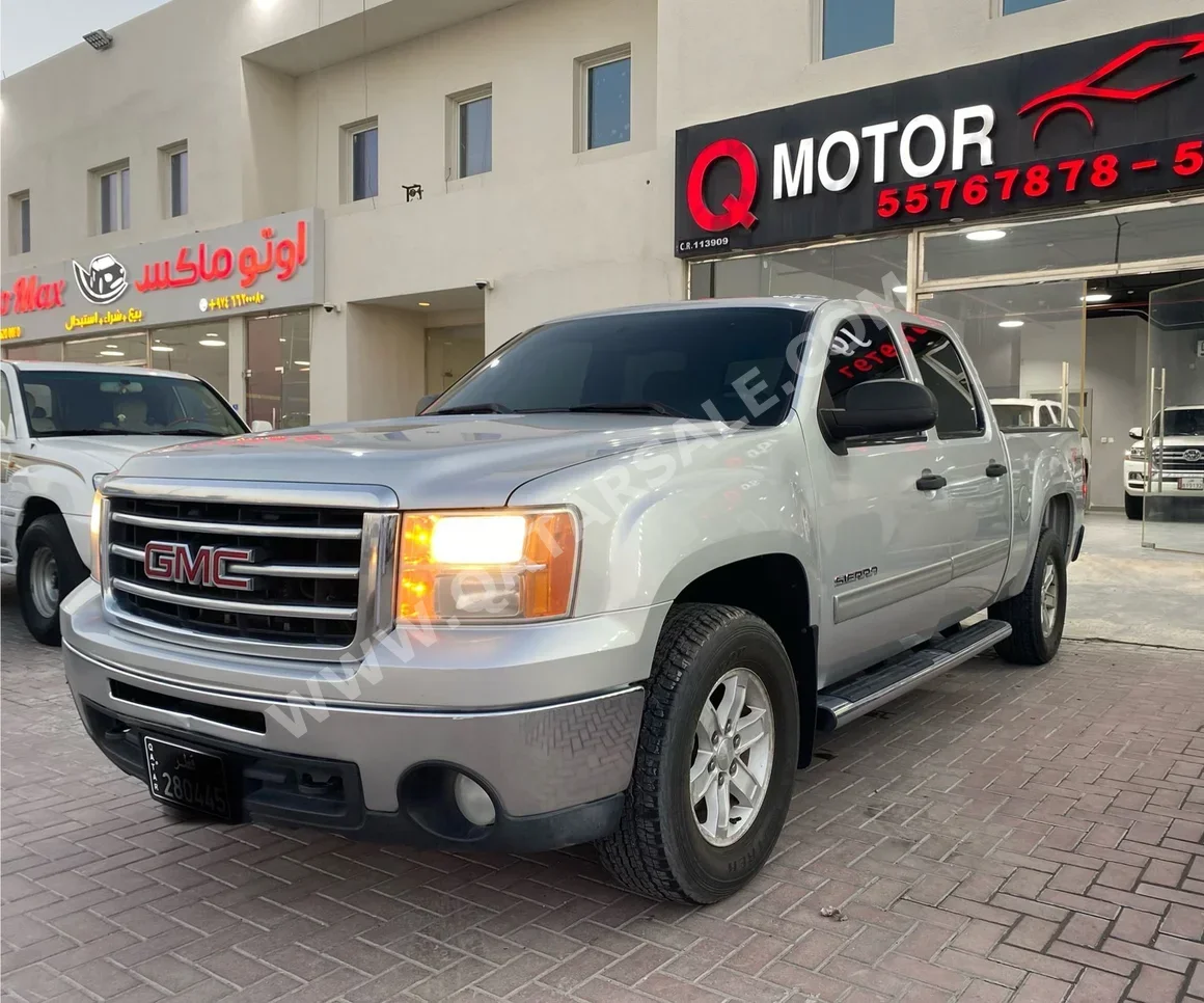 GMC  Sierra  1500  2013  Automatic  245,000 Km  8 Cylinder  Four Wheel Drive (4WD)  Pick Up  Silver