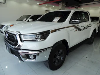 Toyota  Hilux  SR5  2024  Automatic  18,000 Km  4 Cylinder  Four Wheel Drive (4WD)  Pick Up  White  With Warranty