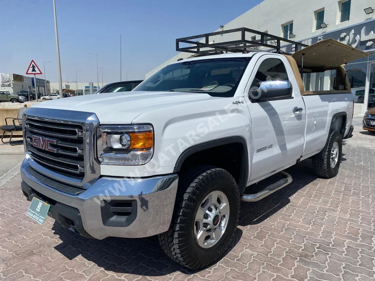 GMC  Sierra  2500 HD  2016  Automatic  125,000 Km  8 Cylinder  Four Wheel Drive (4WD)  Pick Up  White