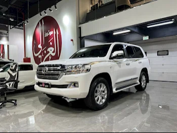  Toyota  Land Cruiser  VXR  2017  Automatic  300,000 Km  8 Cylinder  Four Wheel Drive (4WD)  SUV  White  With Warranty