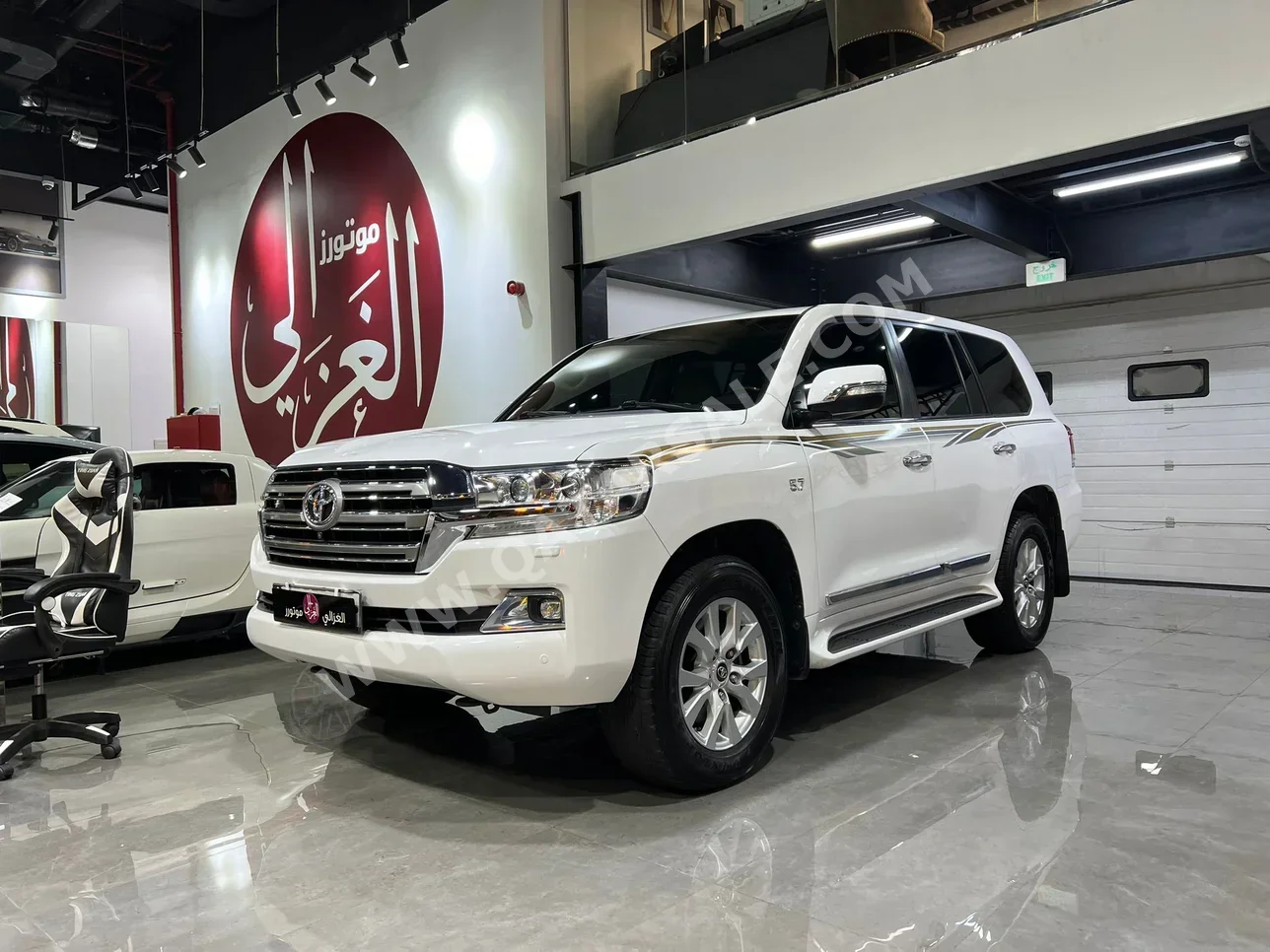  Toyota  Land Cruiser  VXR  2017  Automatic  300,000 Km  8 Cylinder  Four Wheel Drive (4WD)  SUV  White  With Warranty