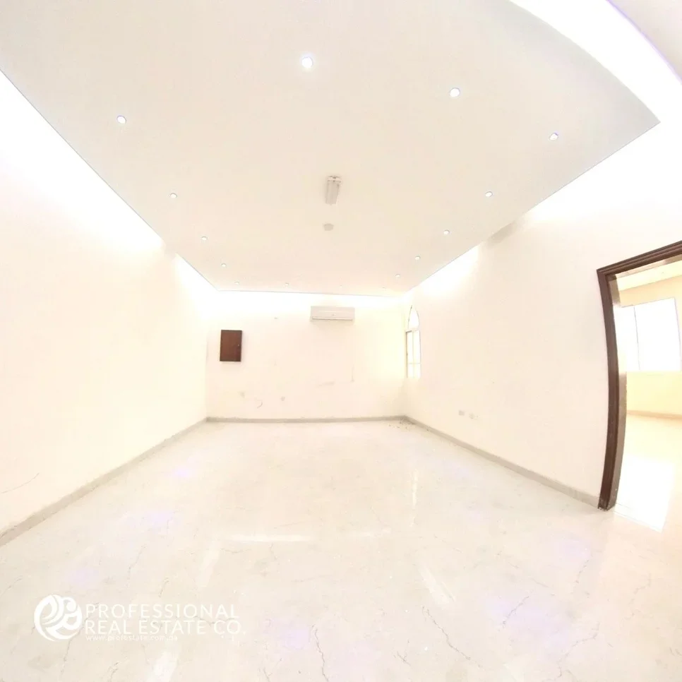 Commercial  - Not Furnished  - Doha  - Al Markhiya  - 5 Bedrooms