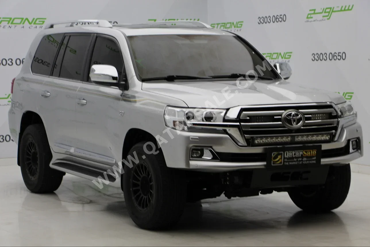  Toyota  Land Cruiser  VXR  2017  Automatic  174,000 Km  8 Cylinder  Four Wheel Drive (4WD)  SUV  Silver  With Warranty