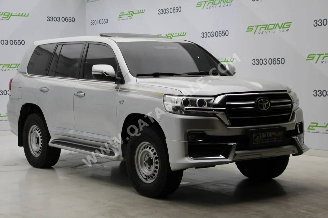 Toyota Land Cruiser VXR Silver 2016 For Sale in Qatar