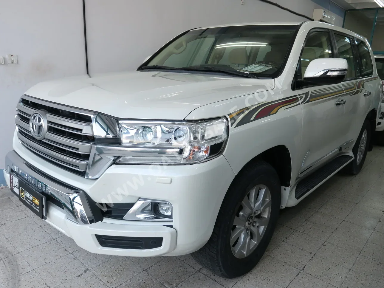 Toyota  Land Cruiser  GXR  2017  Automatic  216,000 Km  8 Cylinder  Four Wheel Drive (4WD)  SUV  White