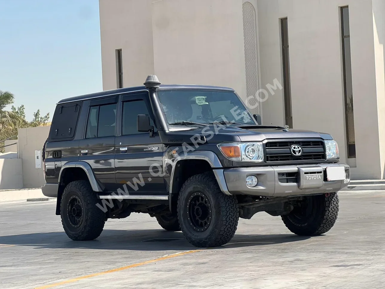 Toyota  Land Cruiser  LX  2018  Manual  67,000 Km  8 Cylinder  Four Wheel Drive (4WD)  SUV  Gray