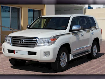 Toyota  Land Cruiser  GXR  2013  Automatic  331,000 Km  8 Cylinder  Four Wheel Drive (4WD)  SUV  Pearl