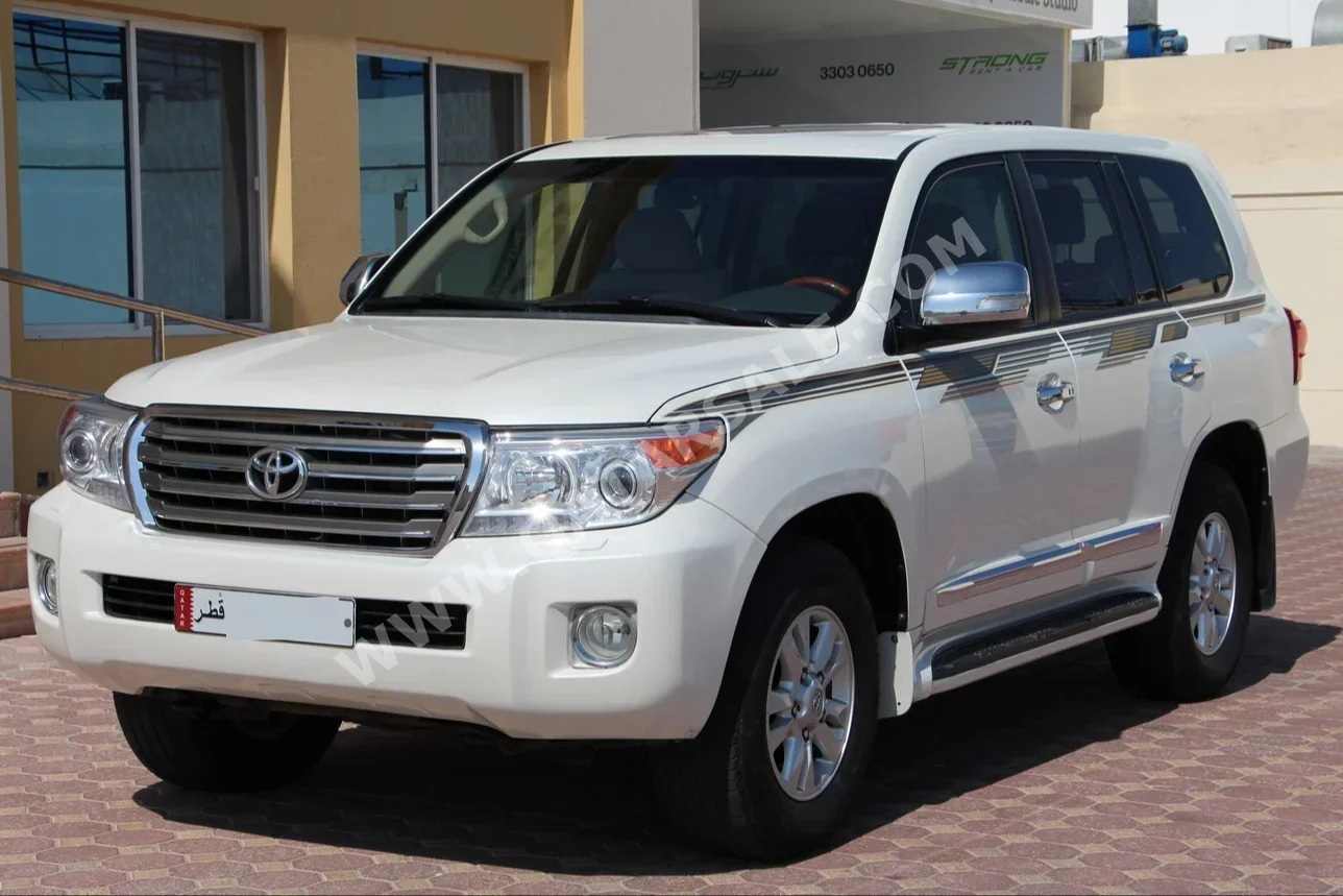 Toyota  Land Cruiser  GXR  2013  Automatic  331,000 Km  8 Cylinder  Four Wheel Drive (4WD)  SUV  Pearl